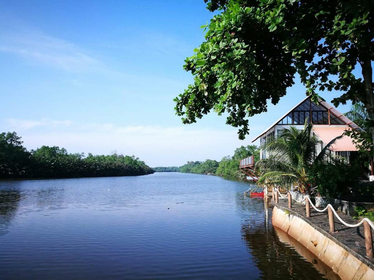 Homestay Ala Riverview Lodge Kota Bharu Bagian luar foto